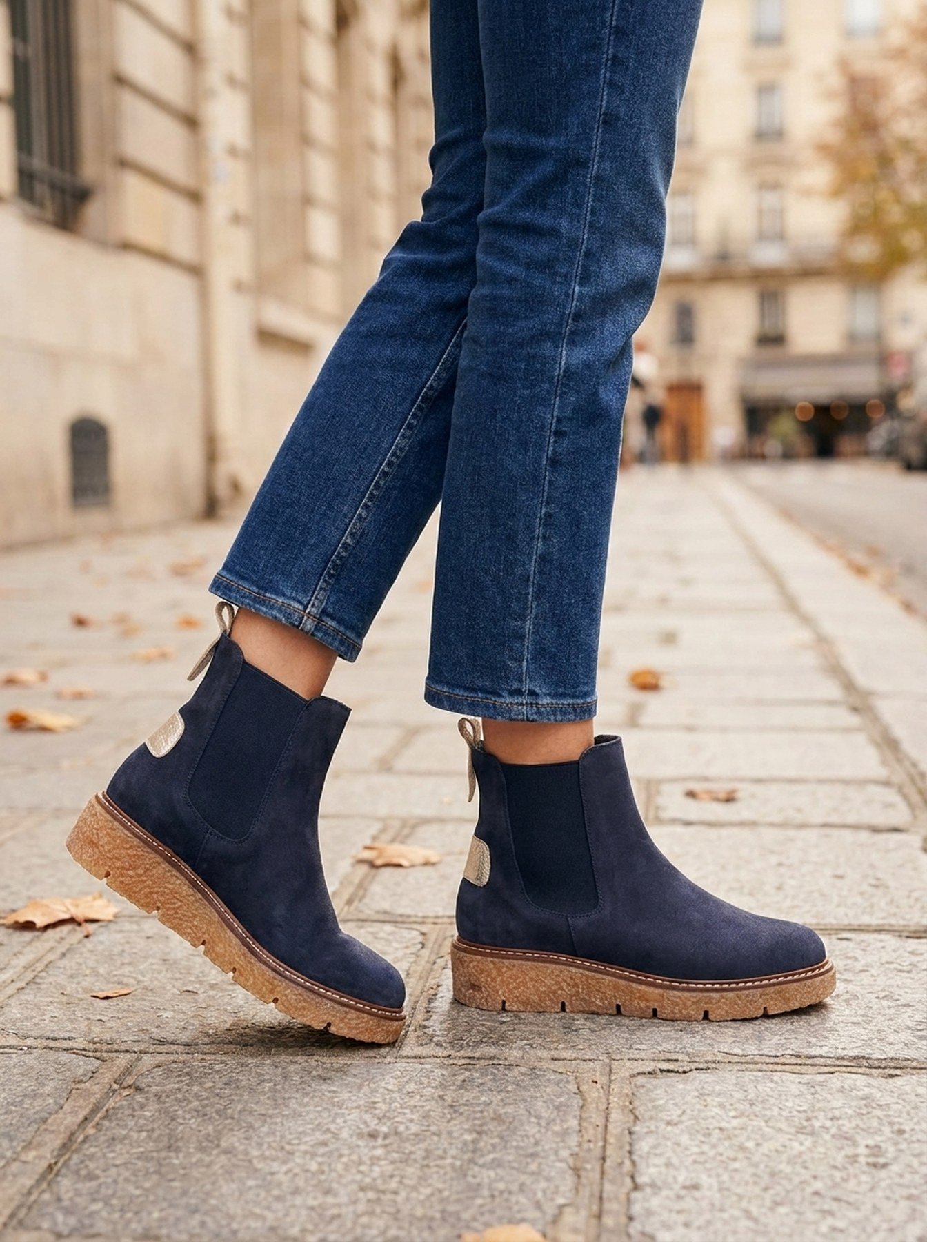 Eberbach Marine Coco Abricot portée, chelsea en daim bleu marine sur semelle crêpe