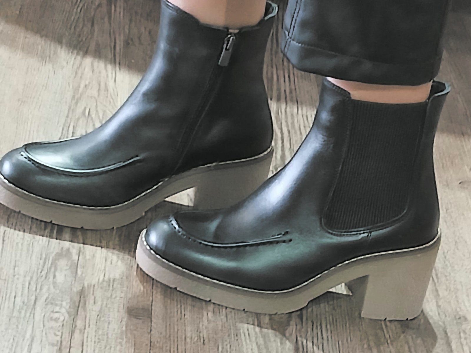 Etival Noir Coco Abricot, la paire portée : zip côté intérieur, élastique côté extérieur