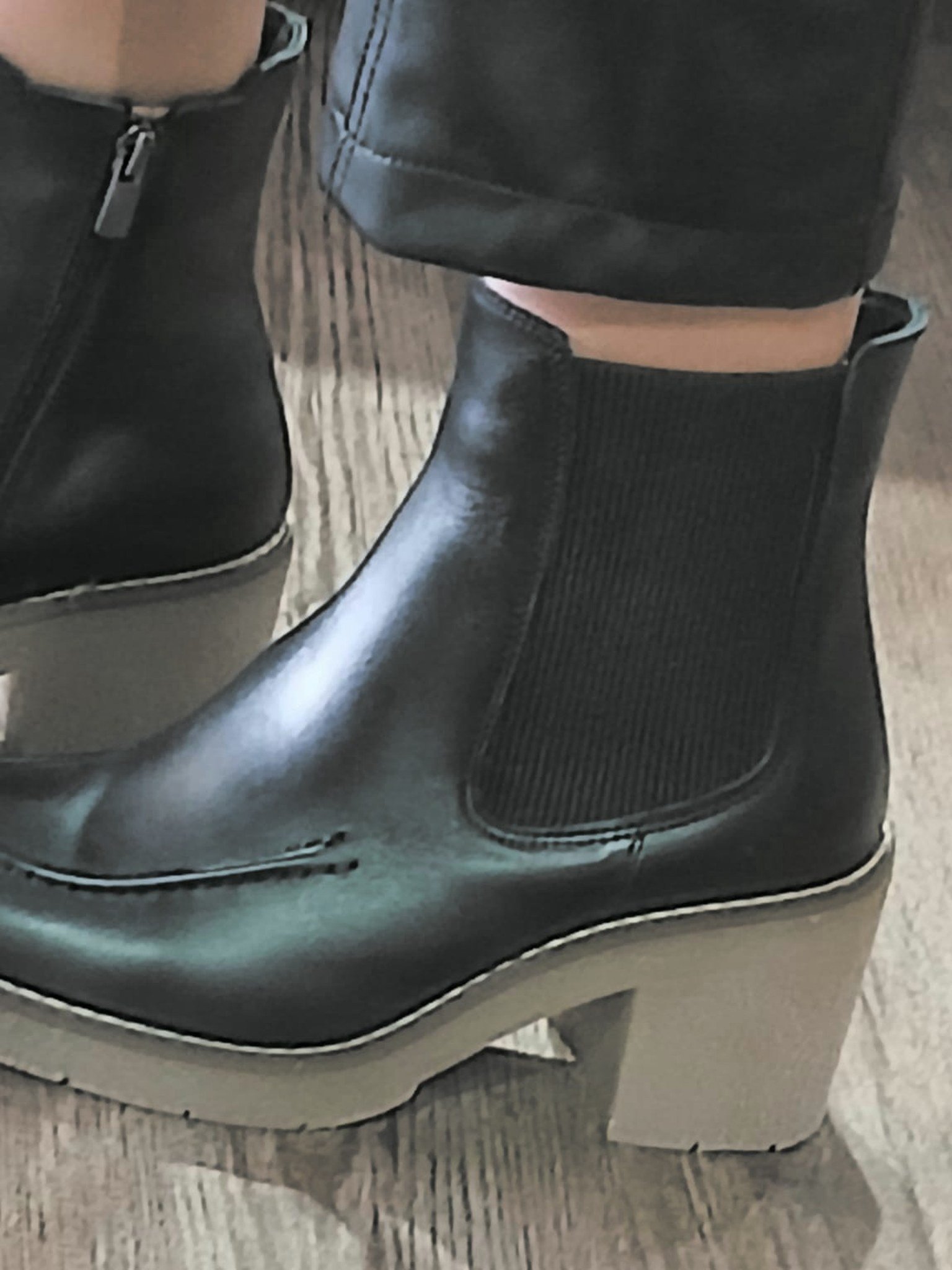 Etival Noir Coco Abricot portée, chelsea en cuir lisse noir sur talon crêpe