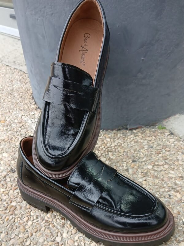 Etouvelles Noir Coco Abricot, mocassin en verni froissé
